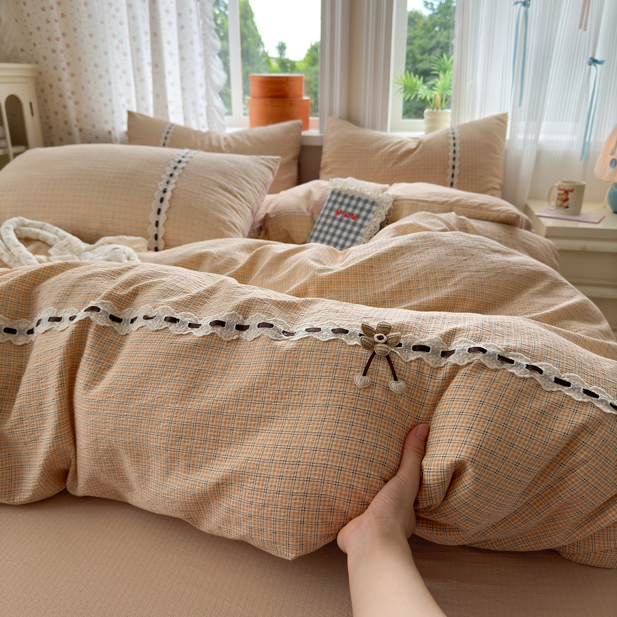 91家纺网 家纺一手货源 找家纺 晚爱家纺（原晚安家居） 2025新款云感木棉双层纱四件套皱皱纱蕾丝花边四件套 梦境-奶黄格