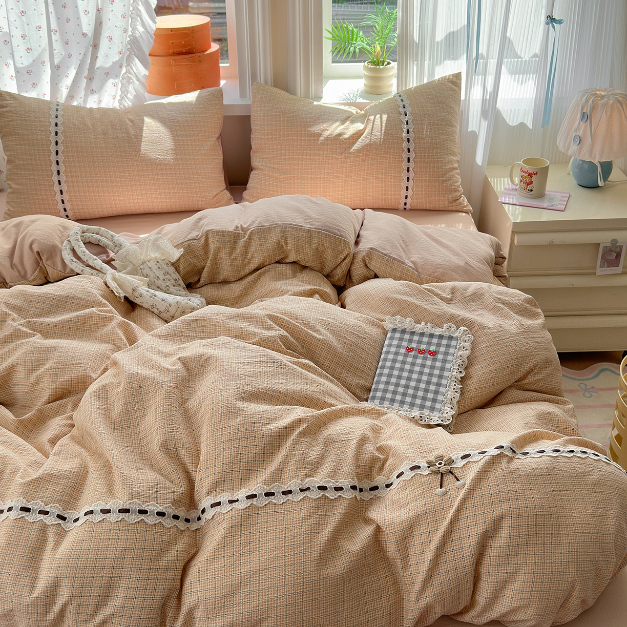 91家纺网 家纺一手货源 找家纺 晚爱家纺（原晚安家居） 2025新款云感木棉双层纱四件套皱皱纱蕾丝花边四件套 梦境-奶黄格