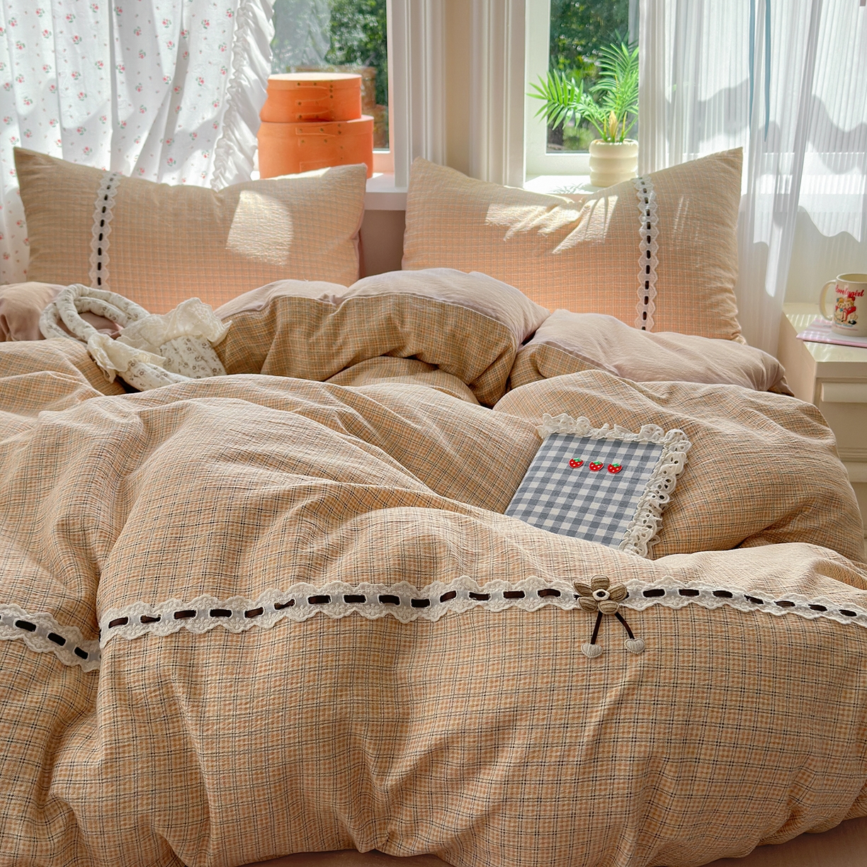 91家纺网 家纺一手货源 找家纺 晚爱家纺（原晚安家居） 2025新款云感木棉双层纱四件套皱皱纱蕾丝花边四件套 梦境-奶黄格