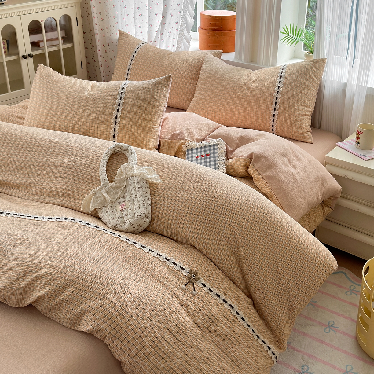 91家纺网 家纺一手货源 找家纺 晚爱家纺（原晚安家居） 2025新款云感木棉双层纱四件套皱皱纱蕾丝花边四件套 梦境-奶黄格