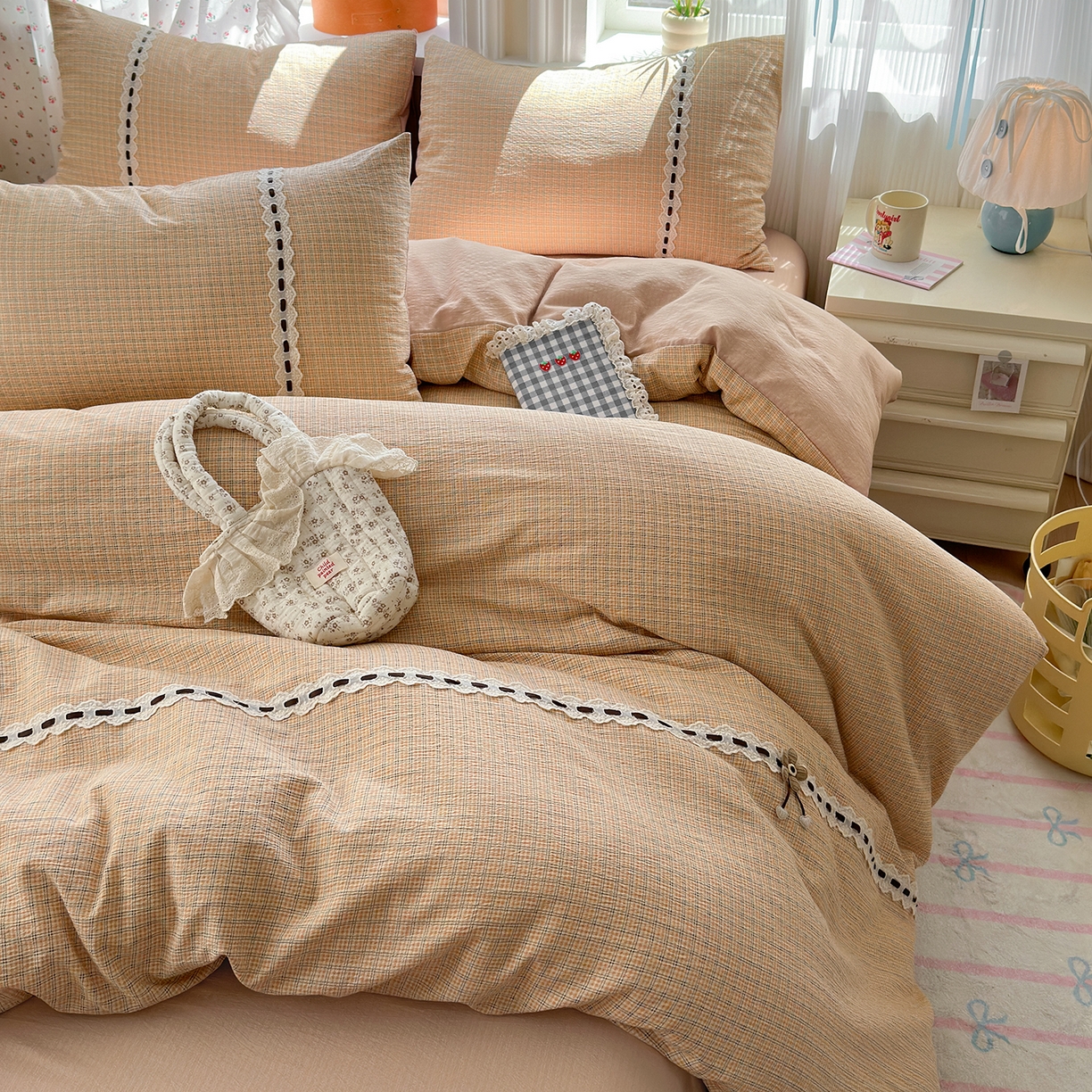 91家纺网 家纺一手货源 找家纺 晚爱家纺（原晚安家居） 2025新款云感木棉双层纱四件套皱皱纱蕾丝花边四件套 梦境-奶黄格