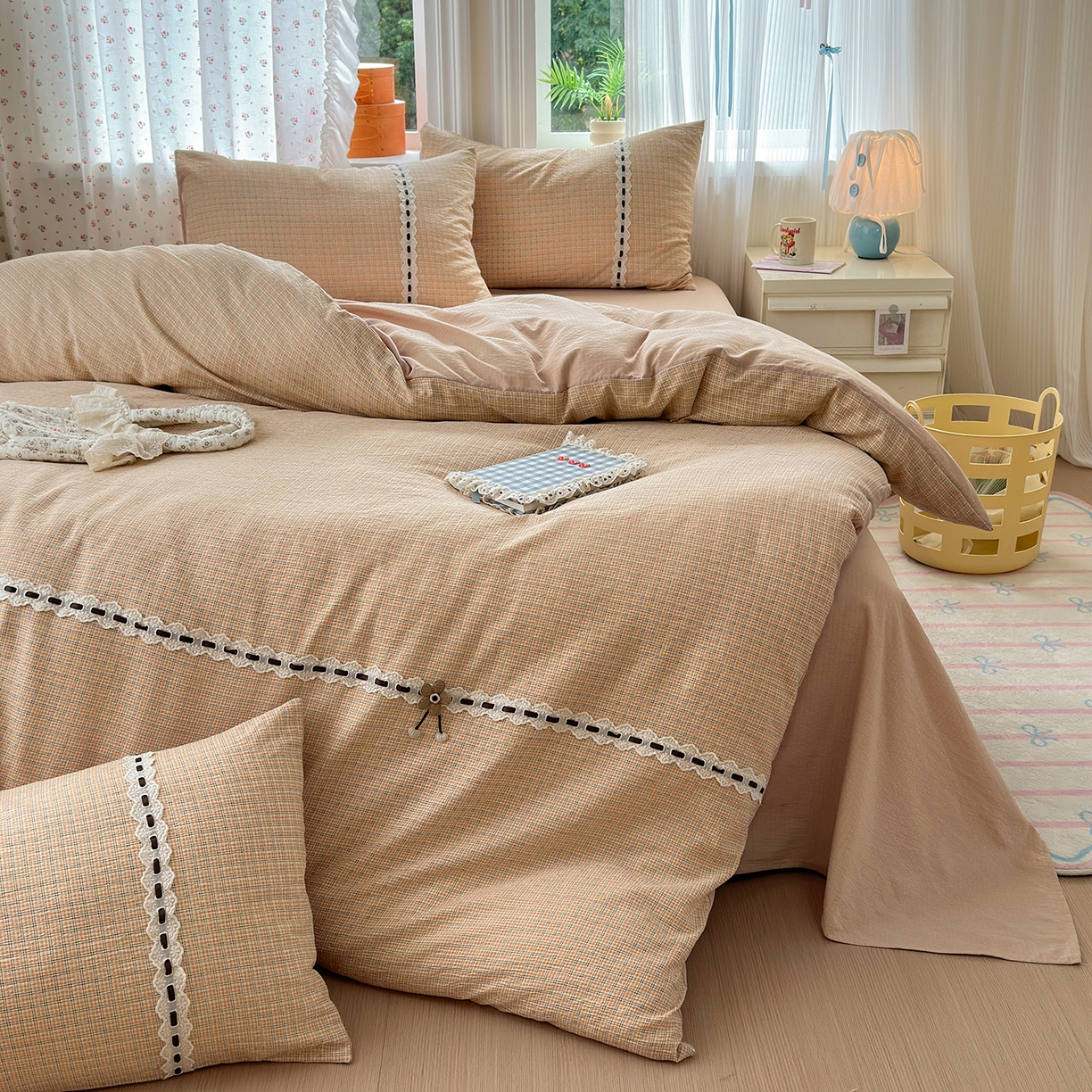 91家纺网 家纺一手货源 找家纺 晚爱家纺（原晚安家居） 2025新款云感木棉双层纱四件套皱皱纱蕾丝花边四件套 梦境-奶黄格