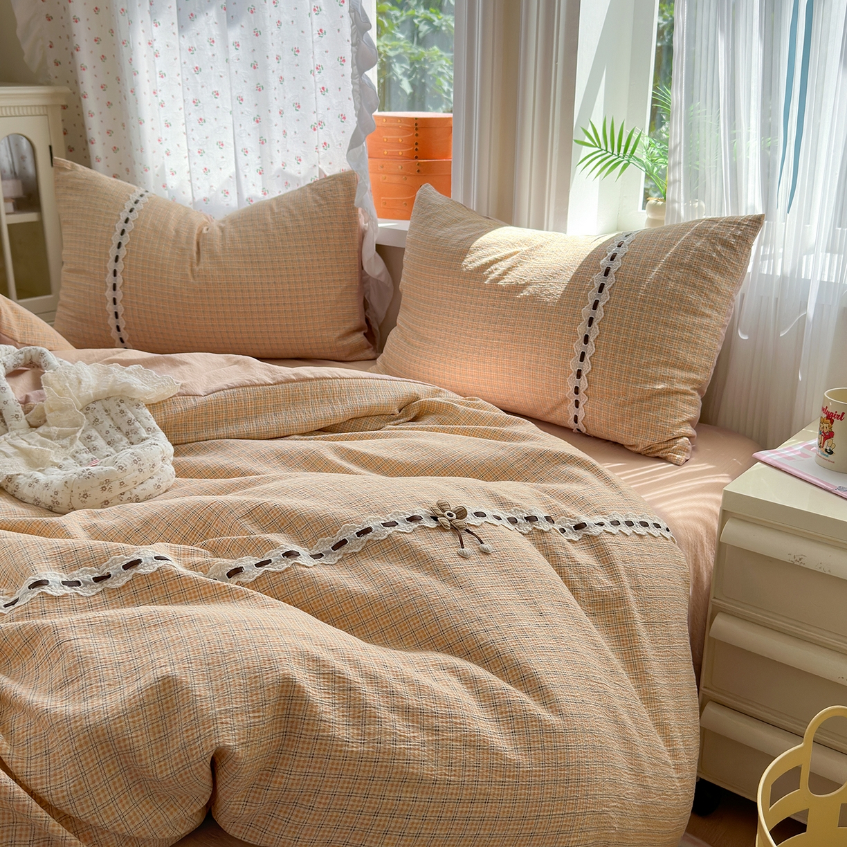 91家纺网 家纺一手货源 找家纺 晚爱家纺（原晚安家居） 2025新款云感木棉双层纱四件套皱皱纱蕾丝花边四件套 梦境-奶黄格