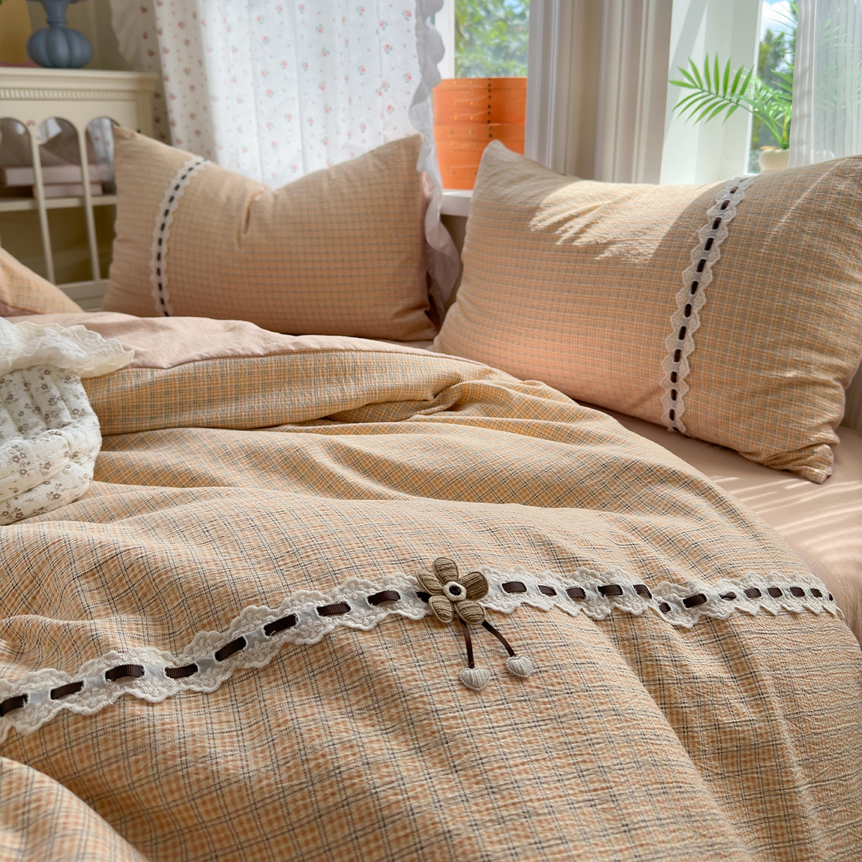 91家纺网 家纺一手货源 找家纺 晚爱家纺（原晚安家居） 2025新款云感木棉双层纱四件套皱皱纱蕾丝花边四件套 梦境-奶黄格