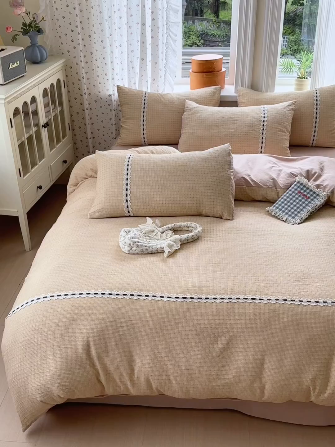 91家纺网 家纺一手货源 找家纺 晚爱家纺（原晚安家居） 2025新款云感木棉双层纱四件套皱皱纱蕾丝花边四件套 梦境-奶黄格