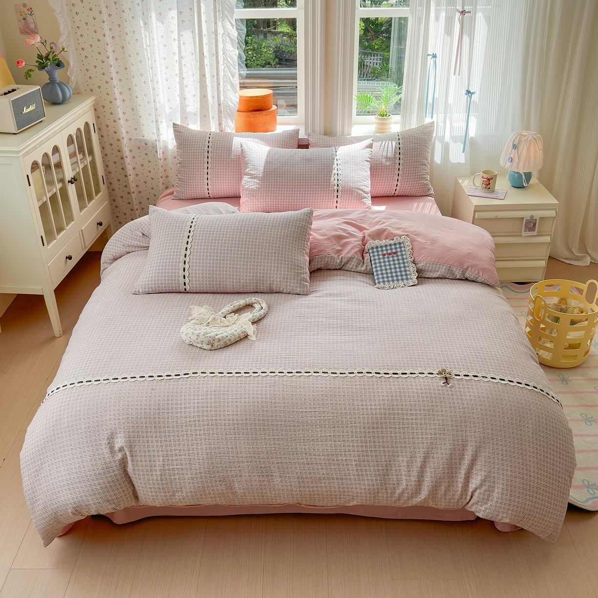 91家纺网 家纺一手货源 找家纺 晚爱家纺（原晚安家居） 2025新款云感木棉双层纱四件套皱皱纱蕾丝花边四件套 梦境-浅粉