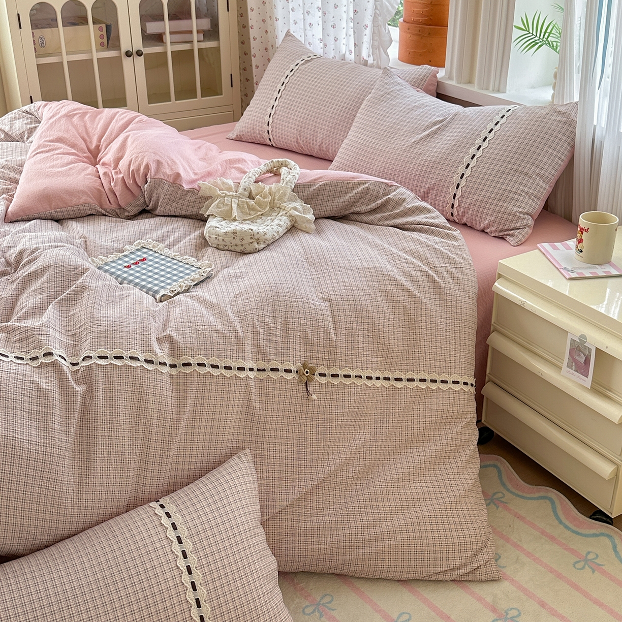 91家纺网 家纺一手货源 找家纺 晚爱家纺（原晚安家居） 2025新款云感木棉双层纱四件套皱皱纱蕾丝花边四件套 梦境-浅粉