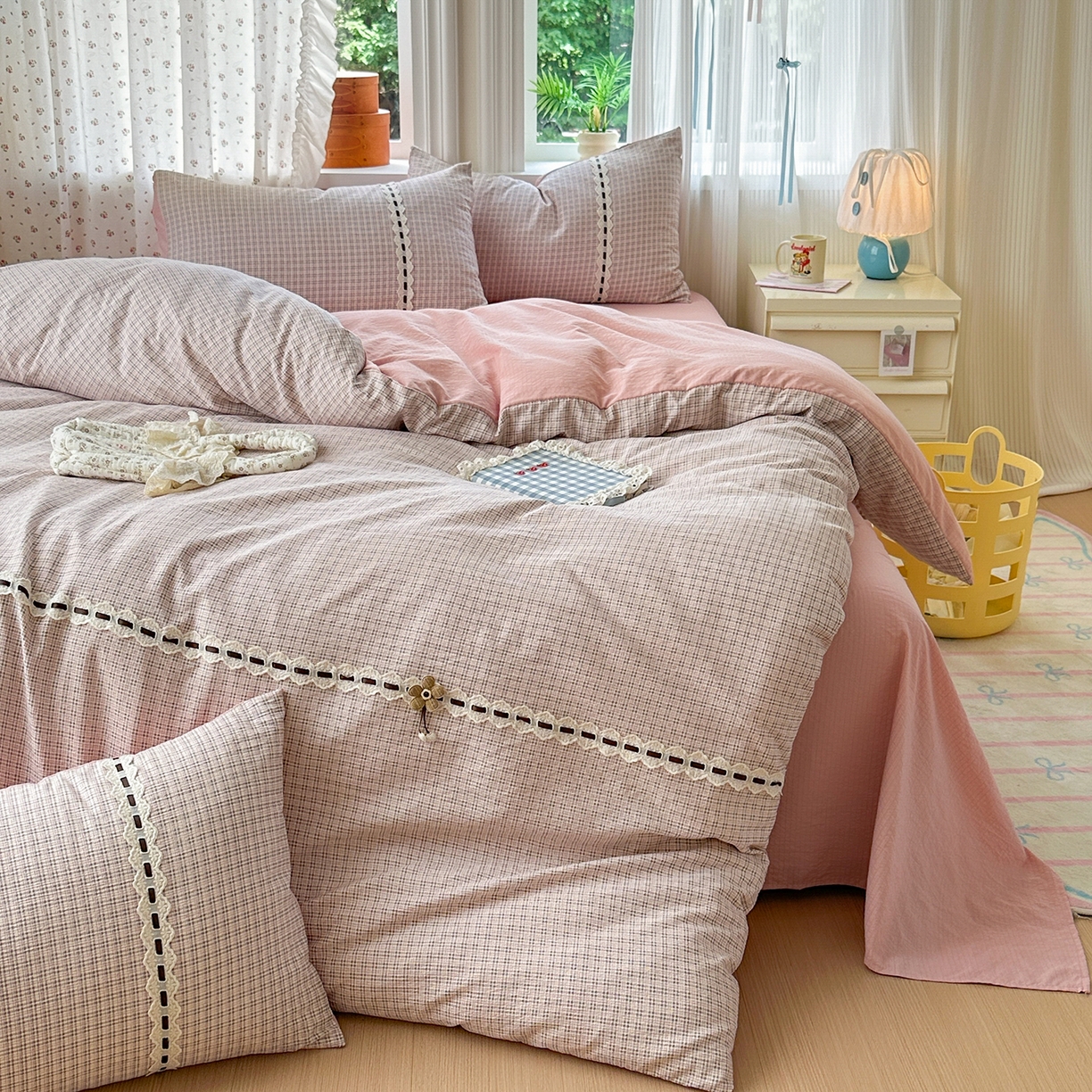 91家纺网 家纺一手货源 找家纺 晚爱家纺（原晚安家居） 2025新款云感木棉双层纱四件套皱皱纱蕾丝花边四件套 梦境-浅粉