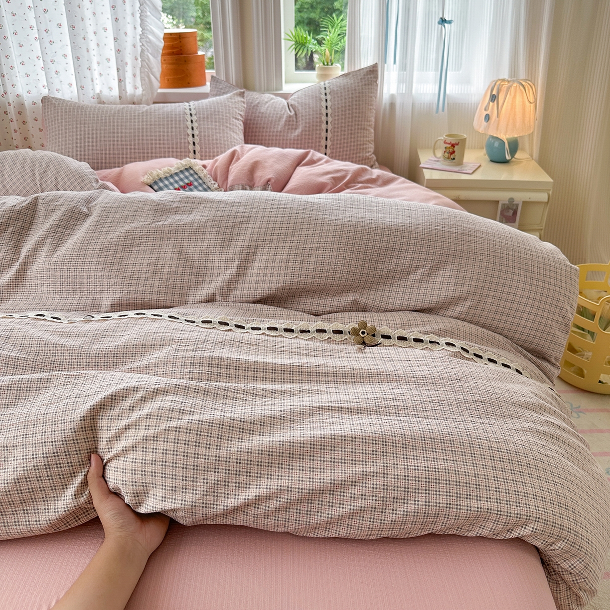 91家纺网 家纺一手货源 找家纺 晚爱家纺（原晚安家居） 2025新款云感木棉双层纱四件套皱皱纱蕾丝花边四件套 梦境-浅粉