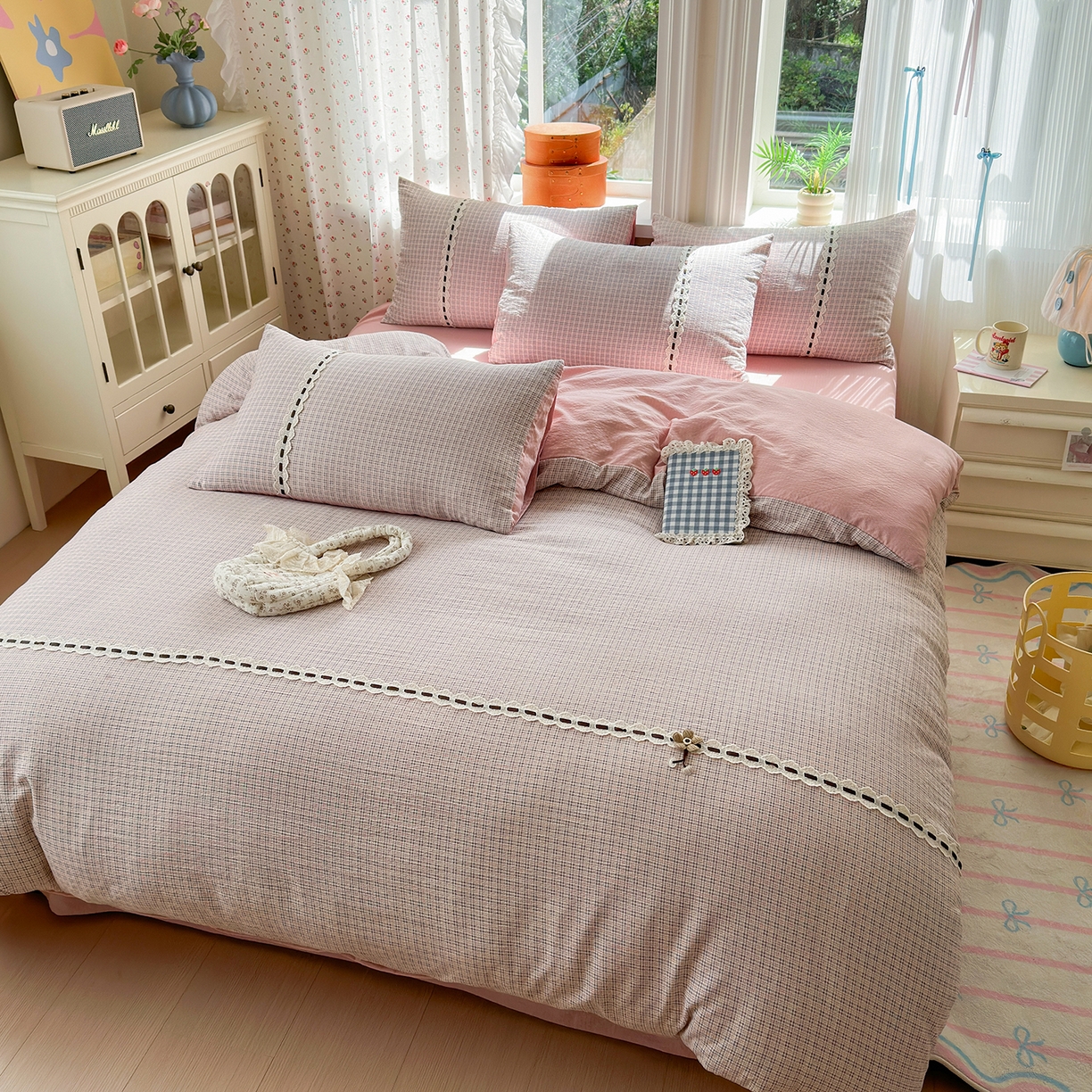 91家纺网 家纺一手货源 找家纺 晚爱家纺（原晚安家居） 2025新款云感木棉双层纱四件套皱皱纱蕾丝花边四件套 梦境-浅粉