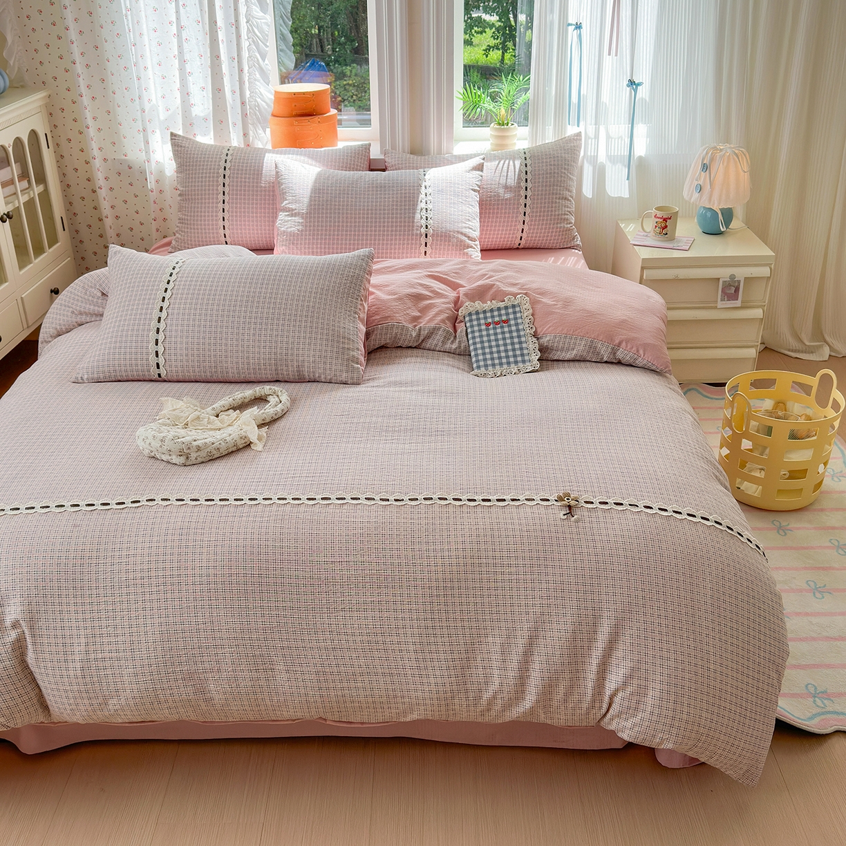 91家纺网 家纺一手货源 找家纺 晚爱家纺（原晚安家居） 2025新款云感木棉双层纱四件套皱皱纱蕾丝花边四件套 梦境-浅粉