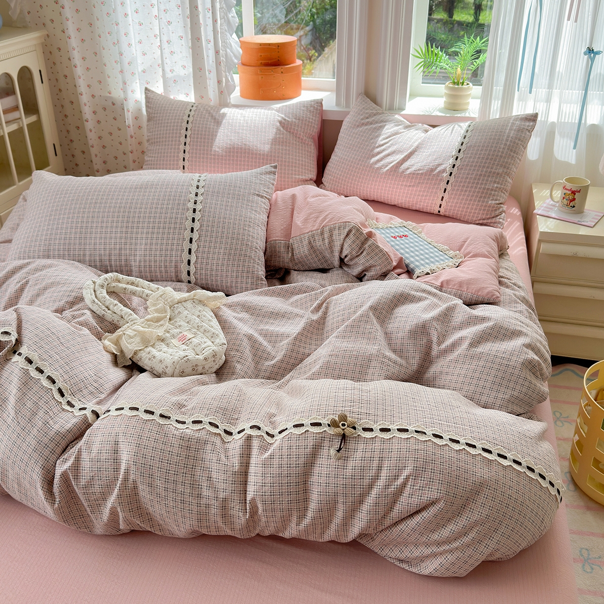 91家纺网 家纺一手货源 找家纺 晚爱家纺（原晚安家居） 2025新款云感木棉双层纱四件套皱皱纱蕾丝花边四件套 梦境-浅粉