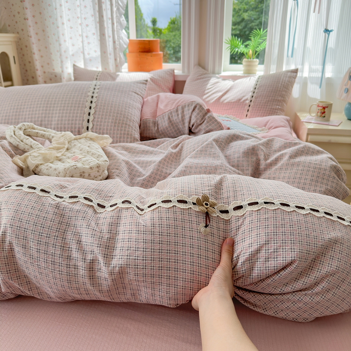 91家纺网 家纺一手货源 找家纺 晚爱家纺（原晚安家居） 2025新款云感木棉双层纱四件套皱皱纱蕾丝花边四件套 梦境-浅粉