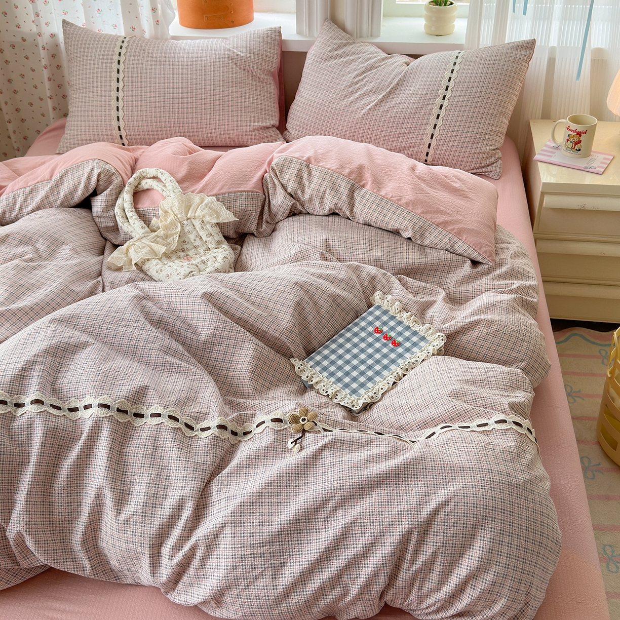 91家纺网 家纺一手货源 找家纺 晚爱家纺（原晚安家居） 2025新款云感木棉双层纱四件套皱皱纱蕾丝花边四件套 梦境-浅粉