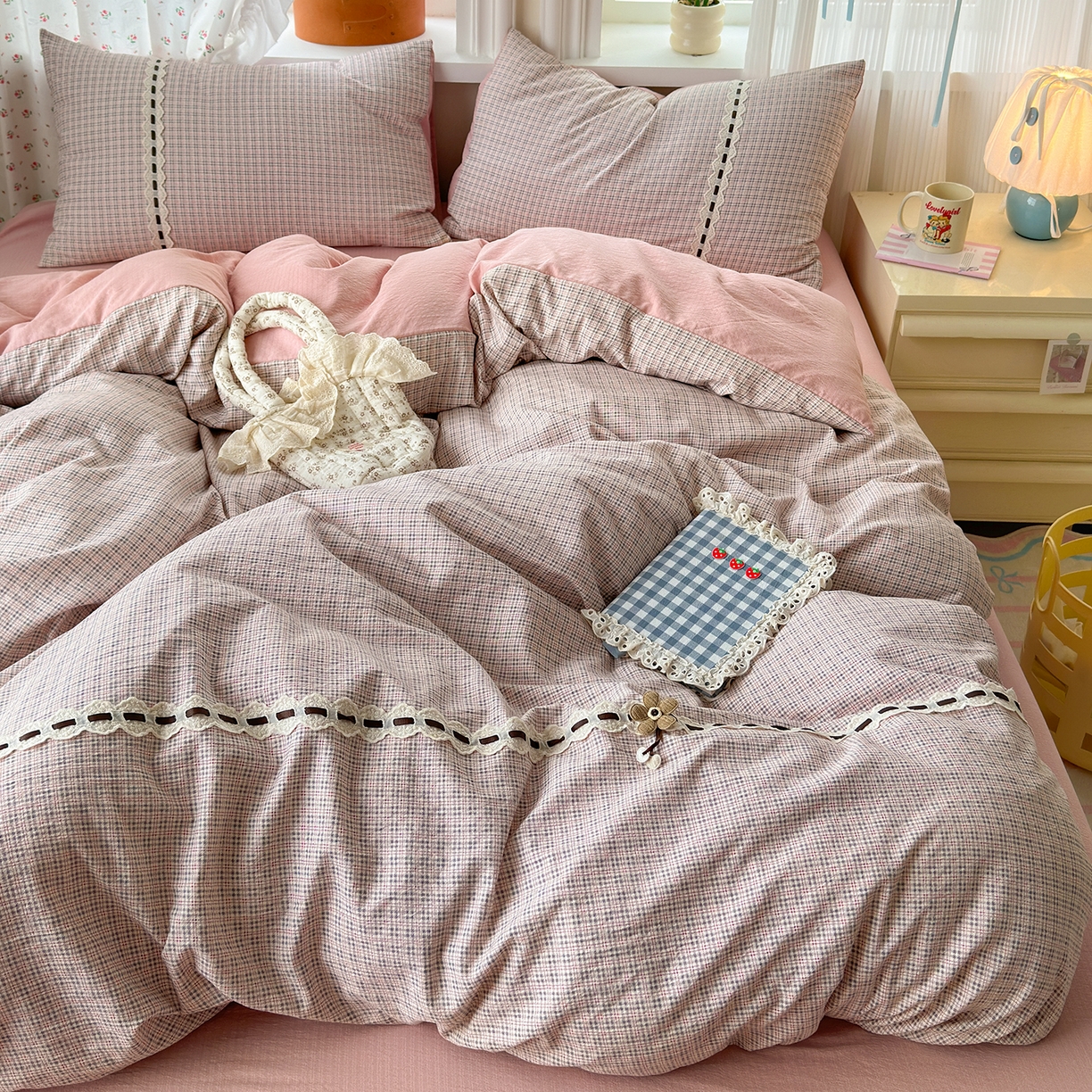 91家纺网 家纺一手货源 找家纺 晚爱家纺（原晚安家居） 2025新款云感木棉双层纱四件套皱皱纱蕾丝花边四件套 梦境-浅粉