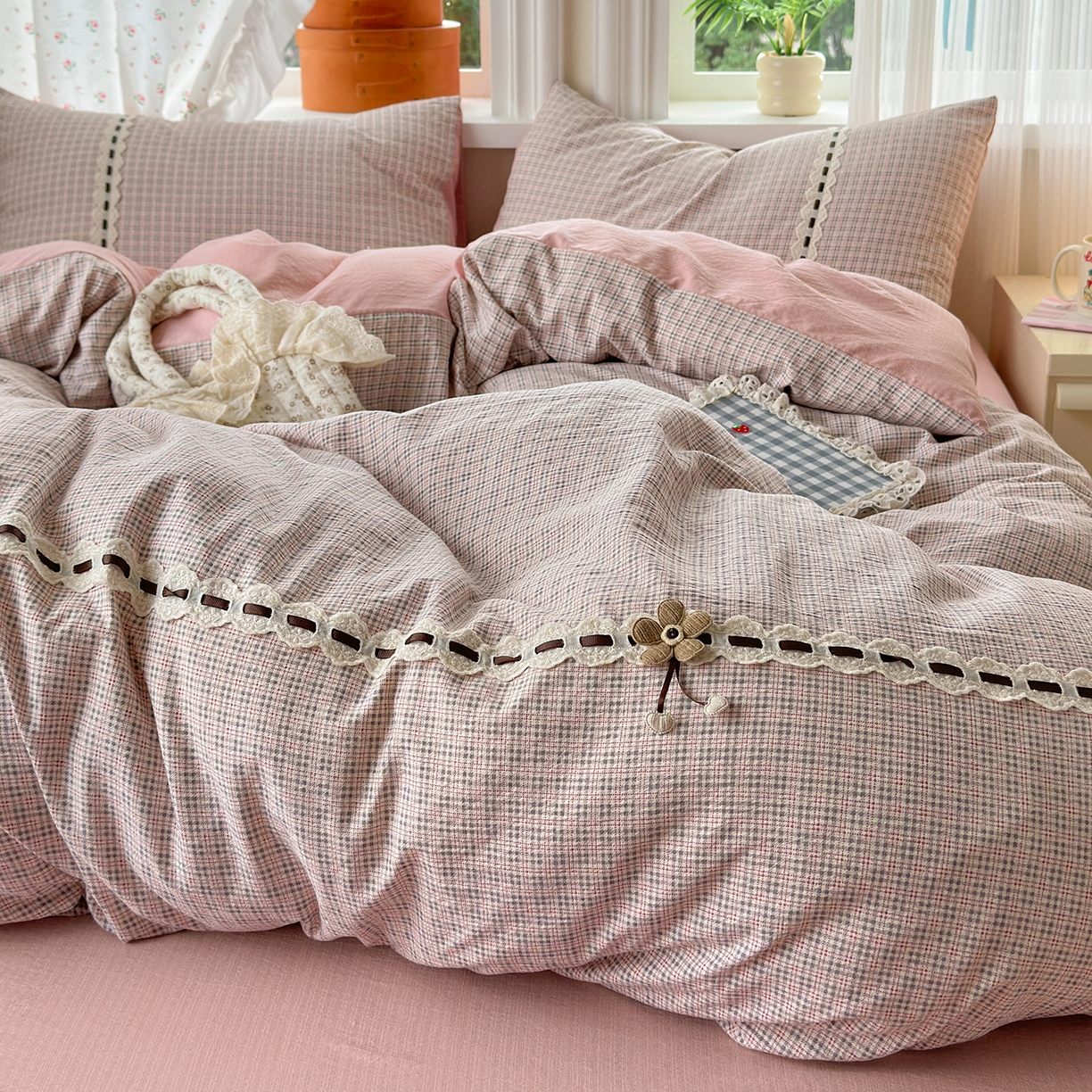 91家纺网 家纺一手货源 找家纺 晚爱家纺（原晚安家居） 2025新款云感木棉双层纱四件套皱皱纱蕾丝花边四件套 梦境-浅粉