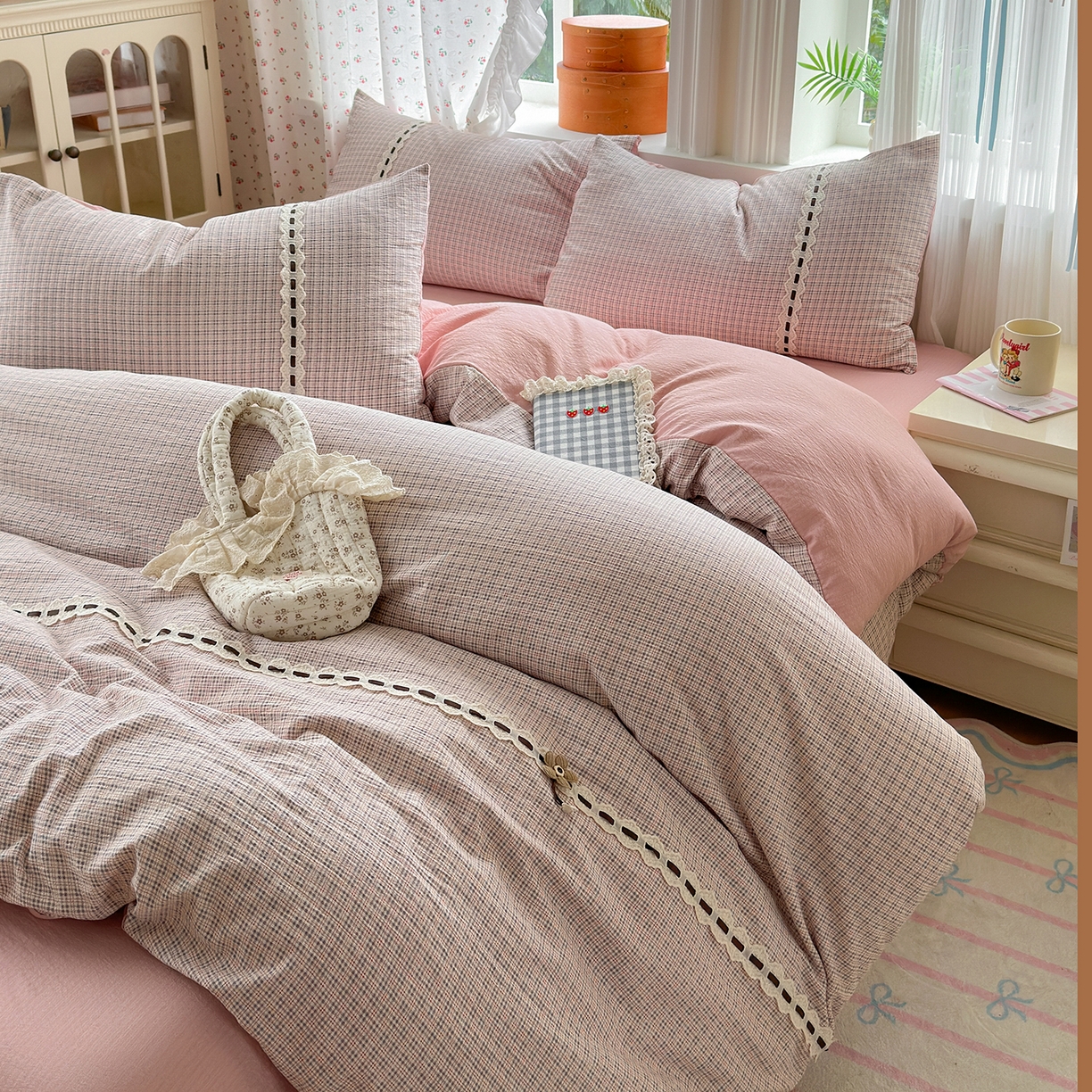 91家纺网 家纺一手货源 找家纺 晚爱家纺（原晚安家居） 2025新款云感木棉双层纱四件套皱皱纱蕾丝花边四件套 梦境-浅粉