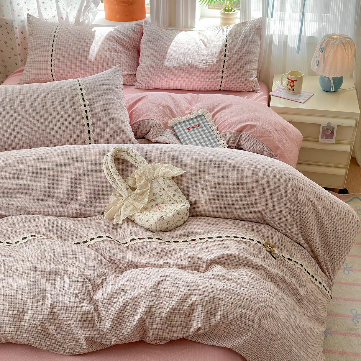 91家纺网 家纺一手货源 找家纺 晚爱家纺（原晚安家居） 2025新款云感木棉双层纱四件套皱皱纱蕾丝花边四件套 梦境-浅粉