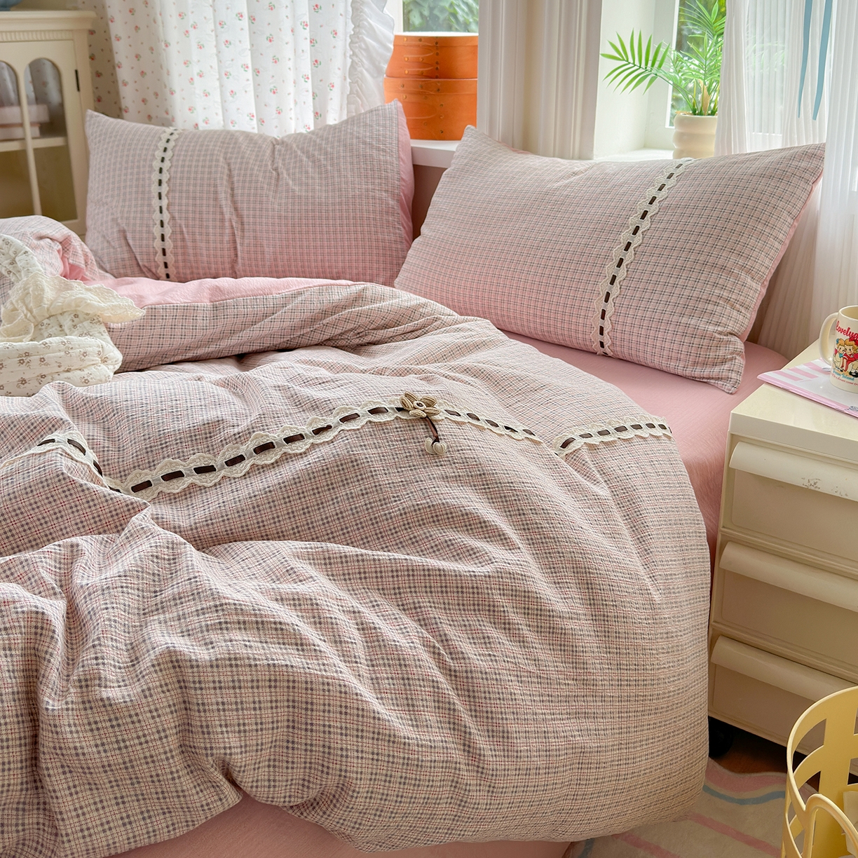 91家纺网 家纺一手货源 找家纺 晚爱家纺（原晚安家居） 2025新款云感木棉双层纱四件套皱皱纱蕾丝花边四件套 梦境-浅粉