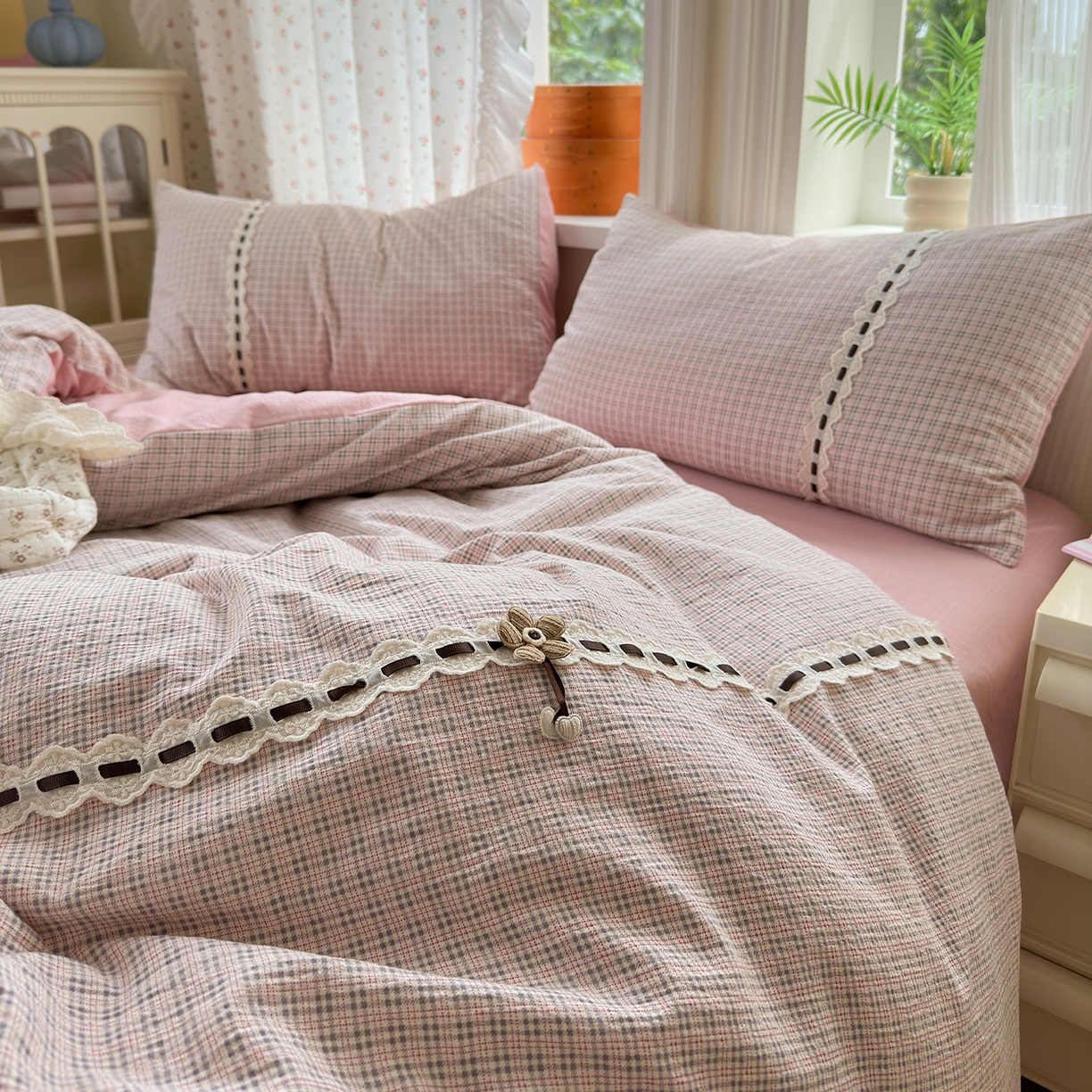 91家纺网 家纺一手货源 找家纺 晚爱家纺（原晚安家居） 2025新款云感木棉双层纱四件套皱皱纱蕾丝花边四件套 梦境-浅粉