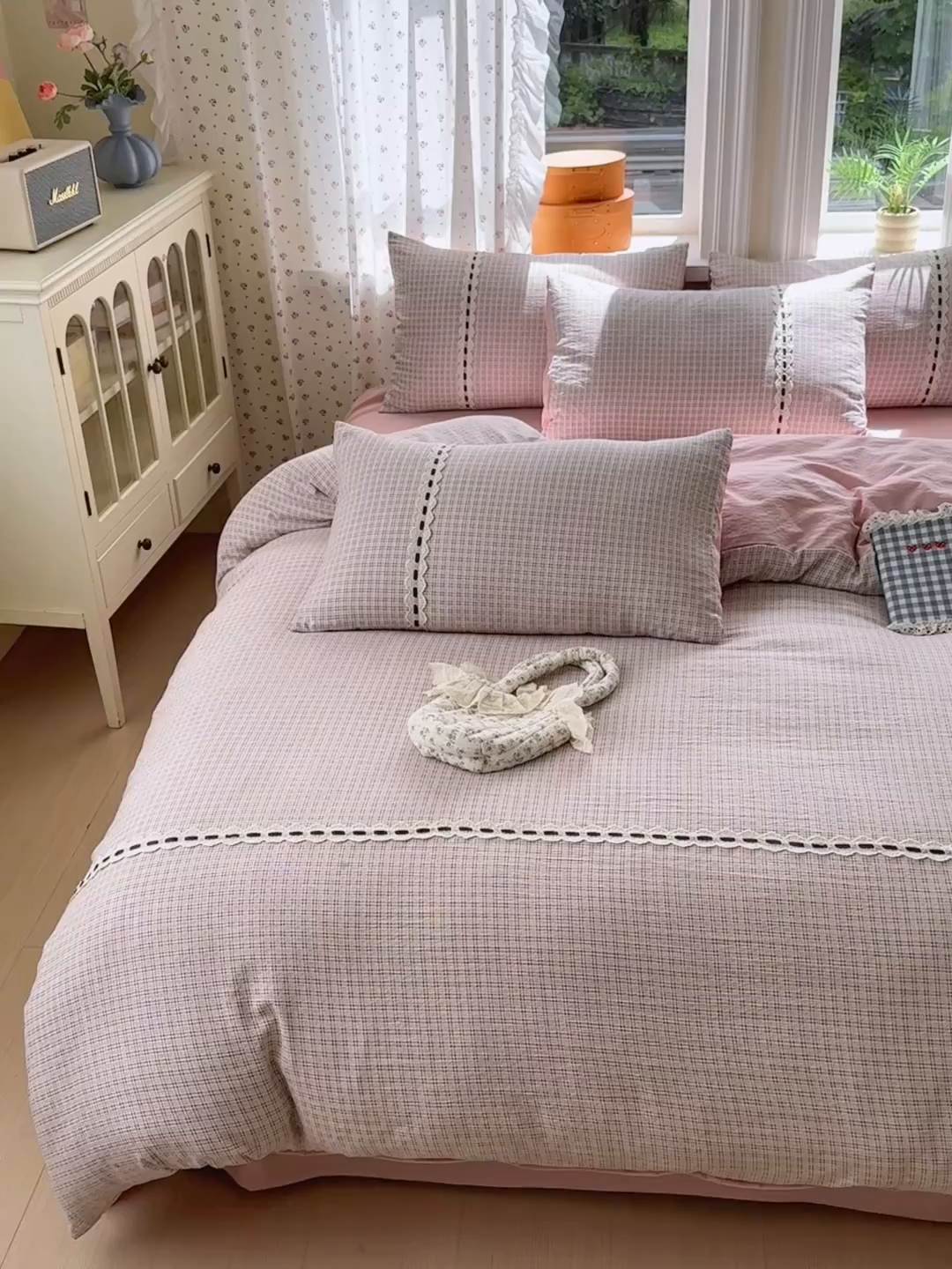91家纺网 家纺一手货源 找家纺 晚爱家纺（原晚安家居） 2025新款云感木棉双层纱四件套皱皱纱蕾丝花边四件套 梦境-浅粉