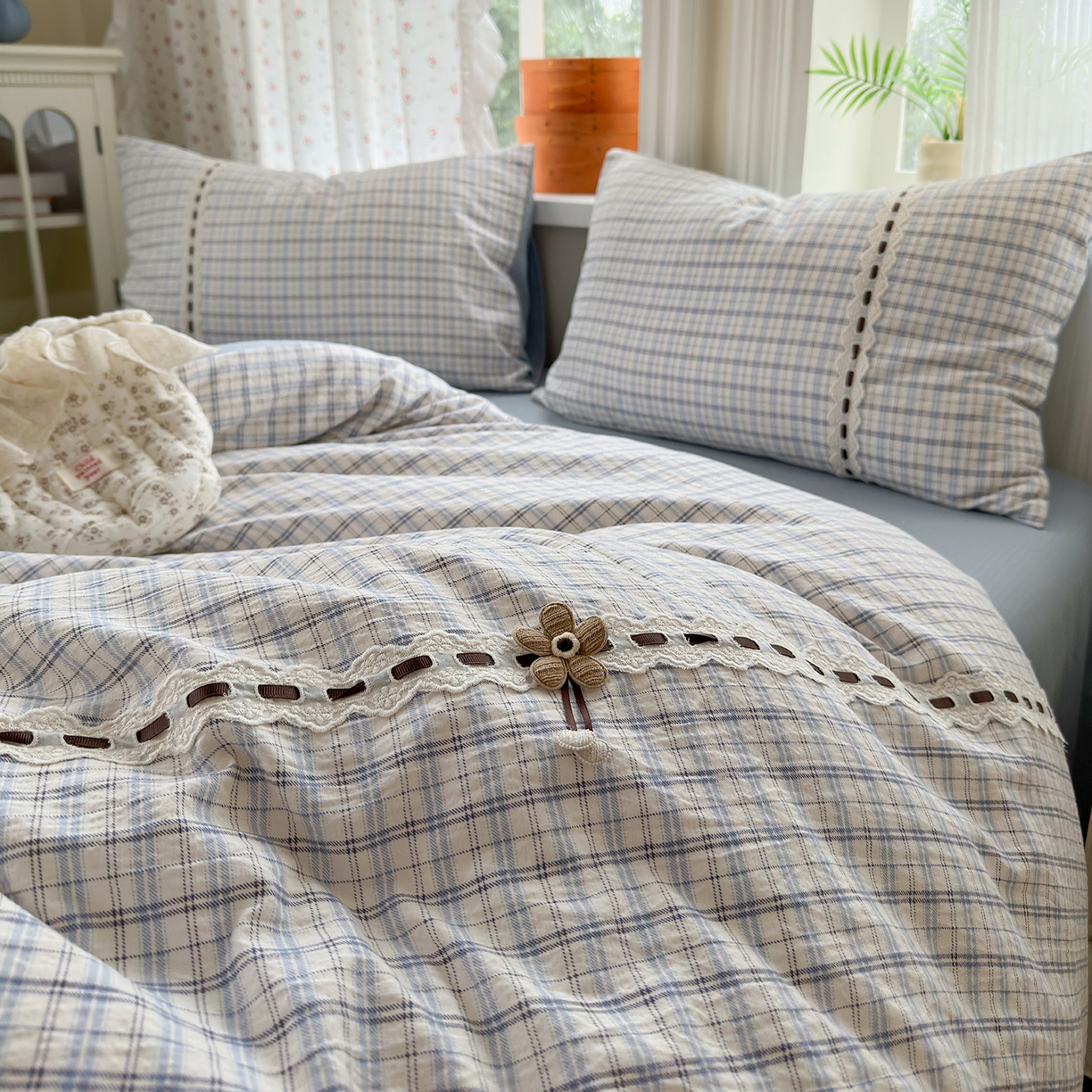 91家纺网 家纺一手货源 找家纺 晚爱家纺（原晚安家居） 2025新款云感木棉双层纱四件套皱皱纱蕾丝花边四件套 梦境-天空蓝