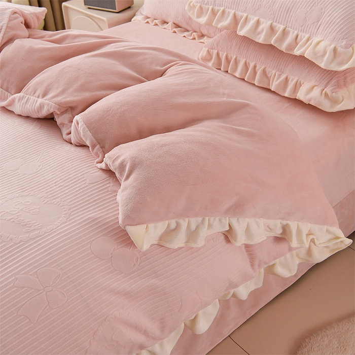 91家纺网 家纺一手货源 找家纺 千嘻汇家纺 2025新款8.5斤韩版雕花牛奶绒四件套 甜蜜蜜粉色
