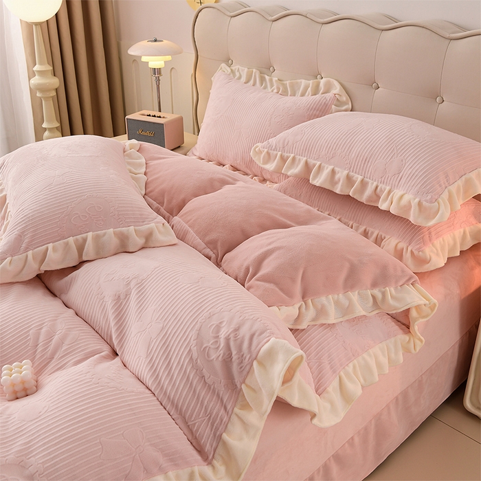 91家纺网 家纺一手货源 找家纺 千嘻汇家纺 2025新款8.5斤韩版雕花牛奶绒四件套 甜蜜蜜粉色