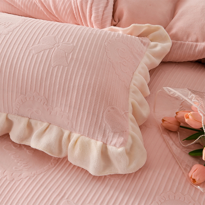 91家纺网 家纺一手货源 找家纺 千嘻汇家纺 2025新款8.5斤韩版雕花牛奶绒四件套 甜蜜蜜粉色