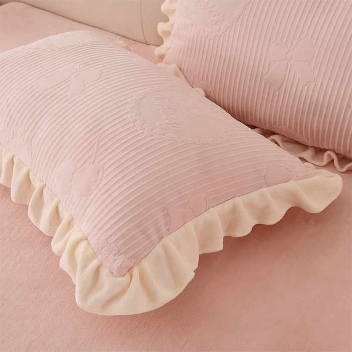 91家纺网 家纺一手货源 找家纺 千嘻汇家纺 2025新款8.5斤韩版雕花牛奶绒四件套 甜蜜蜜粉色