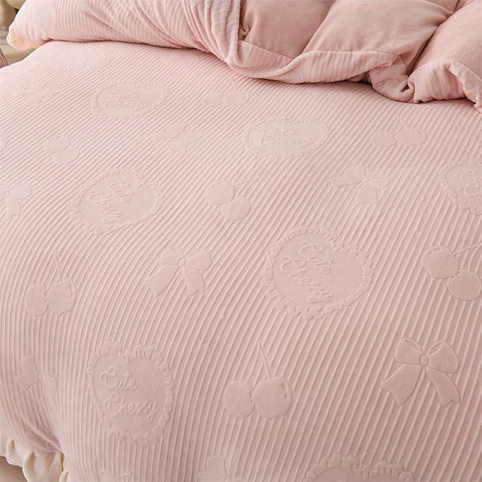 91家纺网 家纺一手货源 找家纺 千嘻汇家纺 2025新款8.5斤韩版雕花牛奶绒四件套 甜蜜蜜粉色