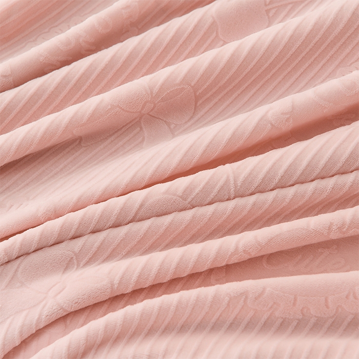 91家纺网 家纺一手货源 找家纺 千嘻汇家纺 2025新款8.5斤韩版雕花牛奶绒四件套 甜蜜蜜粉色