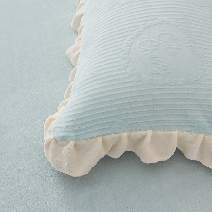 91家纺网 家纺一手货源 找家纺 千嘻汇家纺 2025新款8.5斤韩版雕花牛奶绒四件套 甜蜜蜜蓝色