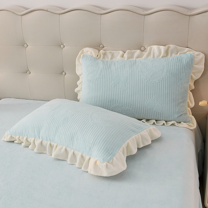 91家纺网 家纺一手货源 找家纺 千嘻汇家纺 2025新款8.5斤韩版雕花牛奶绒四件套 甜蜜蜜蓝色