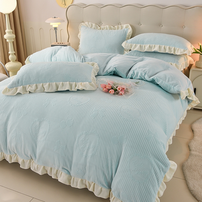 91家纺网 家纺一手货源 找家纺 千嘻汇家纺 2025新款8.5斤韩版雕花牛奶绒四件套 甜蜜蜜蓝色