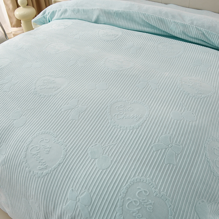 91家纺网 家纺一手货源 找家纺 千嘻汇家纺 2025新款8.5斤韩版雕花牛奶绒四件套 甜蜜蜜蓝色