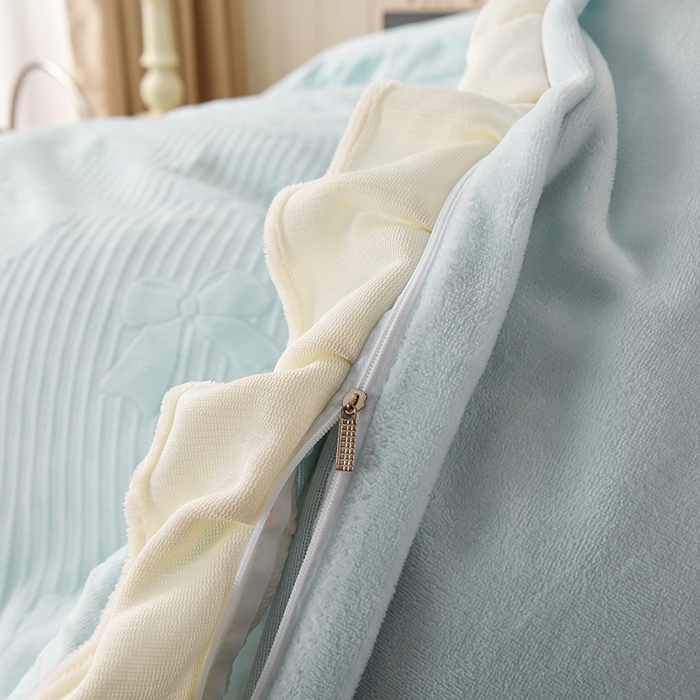 91家纺网 家纺一手货源 找家纺 千嘻汇家纺 2025新款8.5斤韩版雕花牛奶绒四件套 甜蜜蜜蓝色