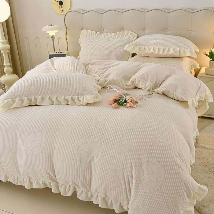 91家纺网 家纺一手货源 找家纺 千嘻汇家纺 2025新款8.5斤韩版雕花牛奶绒四件套 甜蜜蜜米色