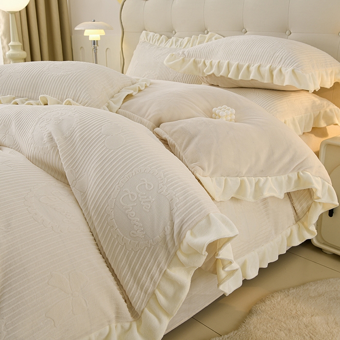 91家纺网 家纺一手货源 找家纺 千嘻汇家纺 2025新款8.5斤韩版雕花牛奶绒四件套 甜蜜蜜米色