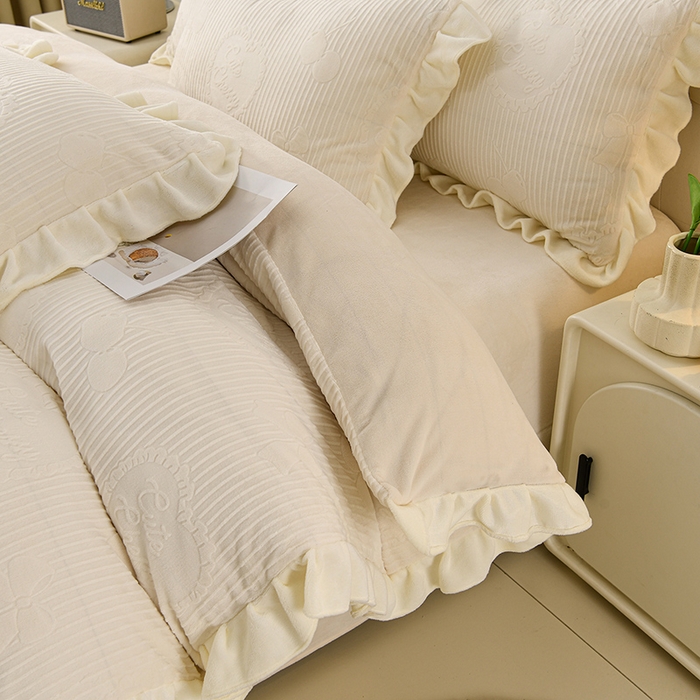 91家纺网 家纺一手货源 找家纺 千嘻汇家纺 2025新款8.5斤韩版雕花牛奶绒四件套 甜蜜蜜米色