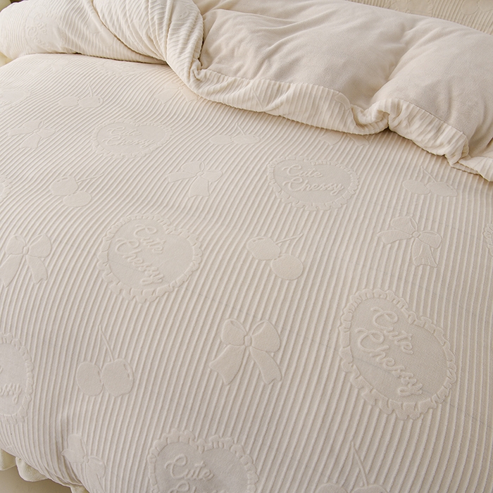 91家纺网 家纺一手货源 找家纺 千嘻汇家纺 2025新款8.5斤韩版雕花牛奶绒四件套 甜蜜蜜米色