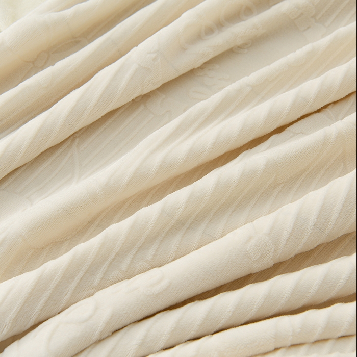 91家纺网 家纺一手货源 找家纺 千嘻汇家纺 2025新款8.5斤韩版雕花牛奶绒四件套 甜蜜蜜米色