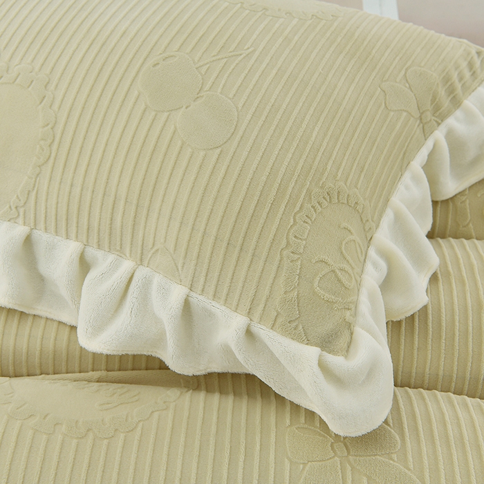 91家纺网 家纺一手货源 找家纺 千嘻汇家纺 2025新款8.5斤韩版雕花牛奶绒四件套 甜蜜蜜青色