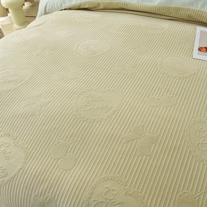 91家纺网 家纺一手货源 找家纺 千嘻汇家纺 2025新款8.5斤韩版雕花牛奶绒四件套 甜蜜蜜青色