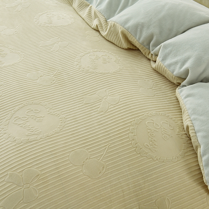 91家纺网 家纺一手货源 找家纺 千嘻汇家纺 2025新款8.5斤韩版雕花牛奶绒四件套 甜蜜蜜青色