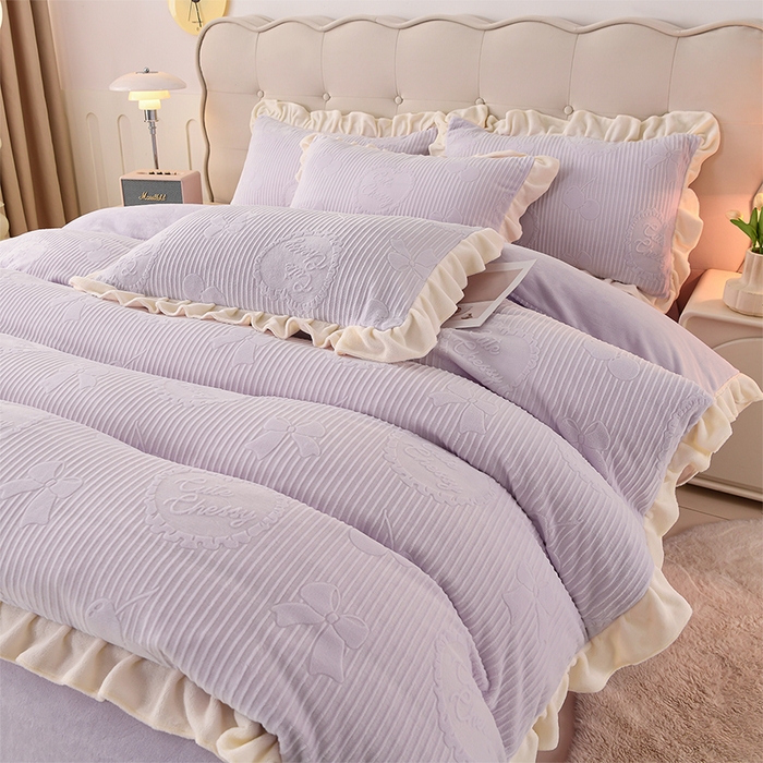 91家纺网 家纺一手货源 找家纺 千嘻汇家纺 2025新款8.5斤韩版雕花牛奶绒四件套 甜蜜蜜紫色