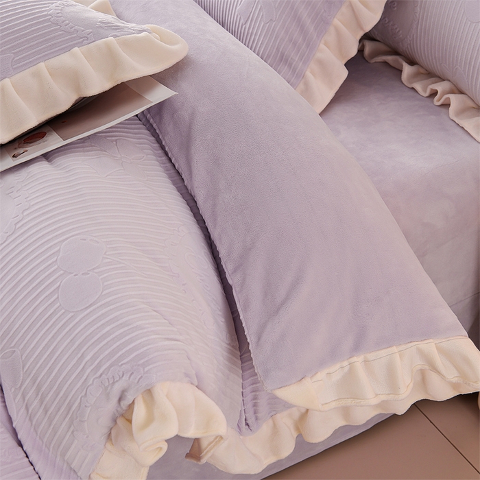 91家纺网 家纺一手货源 找家纺 千嘻汇家纺 2025新款8.5斤韩版雕花牛奶绒四件套 甜蜜蜜紫色