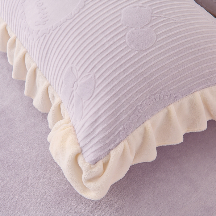 91家纺网 家纺一手货源 找家纺 千嘻汇家纺 2025新款8.5斤韩版雕花牛奶绒四件套 甜蜜蜜紫色