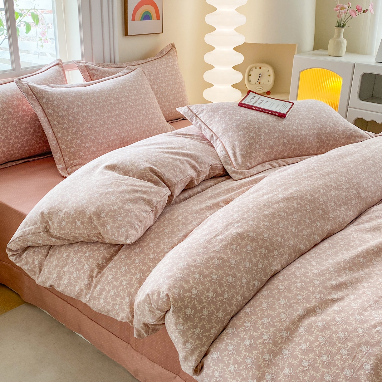 91家纺网 家纺一手货源 找家纺 纽维斯 2025新款140g高克重仿全棉40S精梳棉磨毛四件套 花田错豆沙