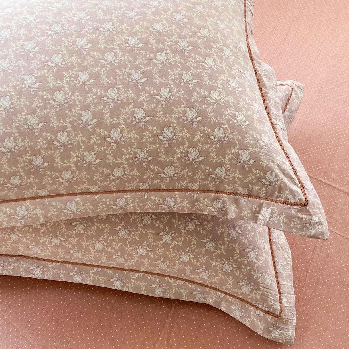 91家纺网 家纺一手货源 找家纺 纽维斯 2025新款140g高克重仿全棉40S精梳棉磨毛四件套 花田错豆沙